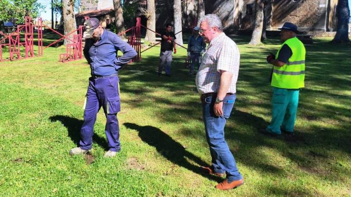 Ángel Rivero inspeccionó el terreno donde se disputará el corro el domingo. DL
