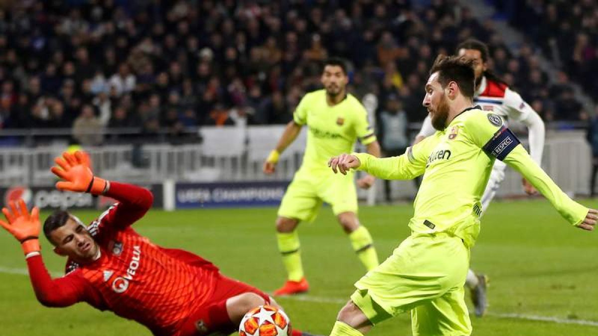 Lionel Messi en acción contra el portero Anthony Lopes durante el partido de ida de octavos de final de la Liga de Campeones. HORCAJUELO