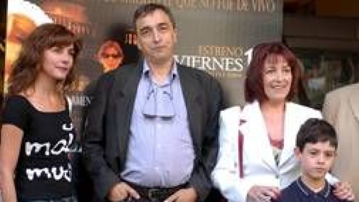 El director y los actores durante la presentación de la película