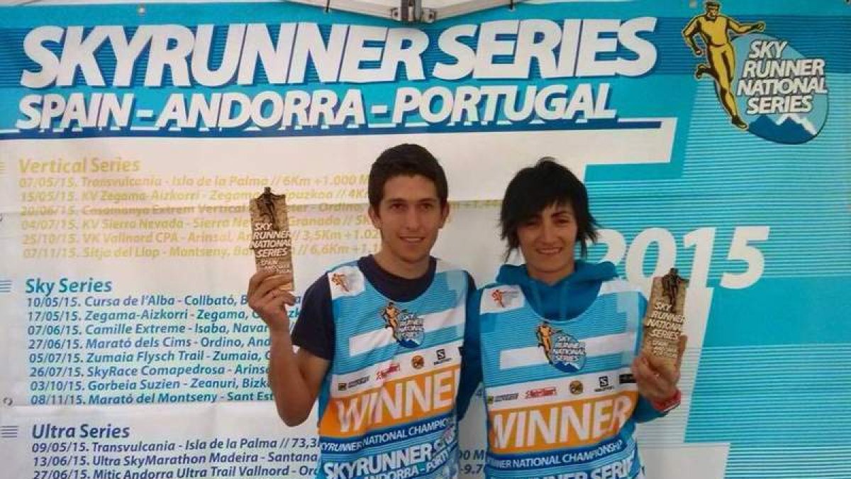 Arriba en el podio con Oihana Kortazar, abajo en plena carrera.