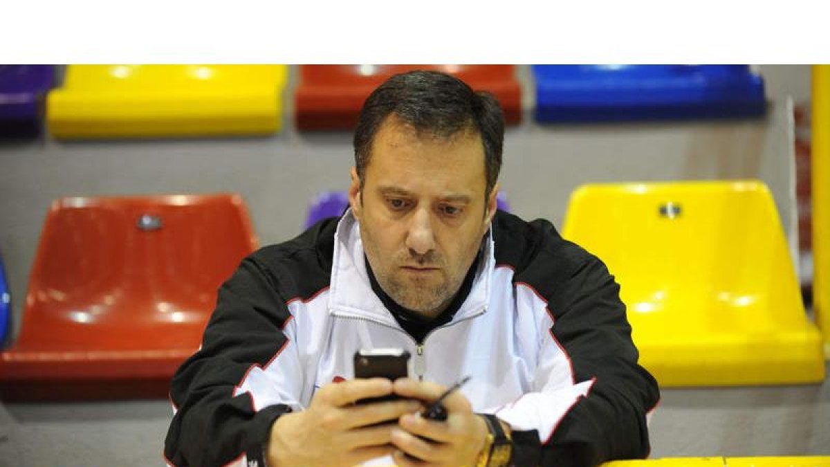 Carlos Pollán en un entrenamiento del Reale Ademar.