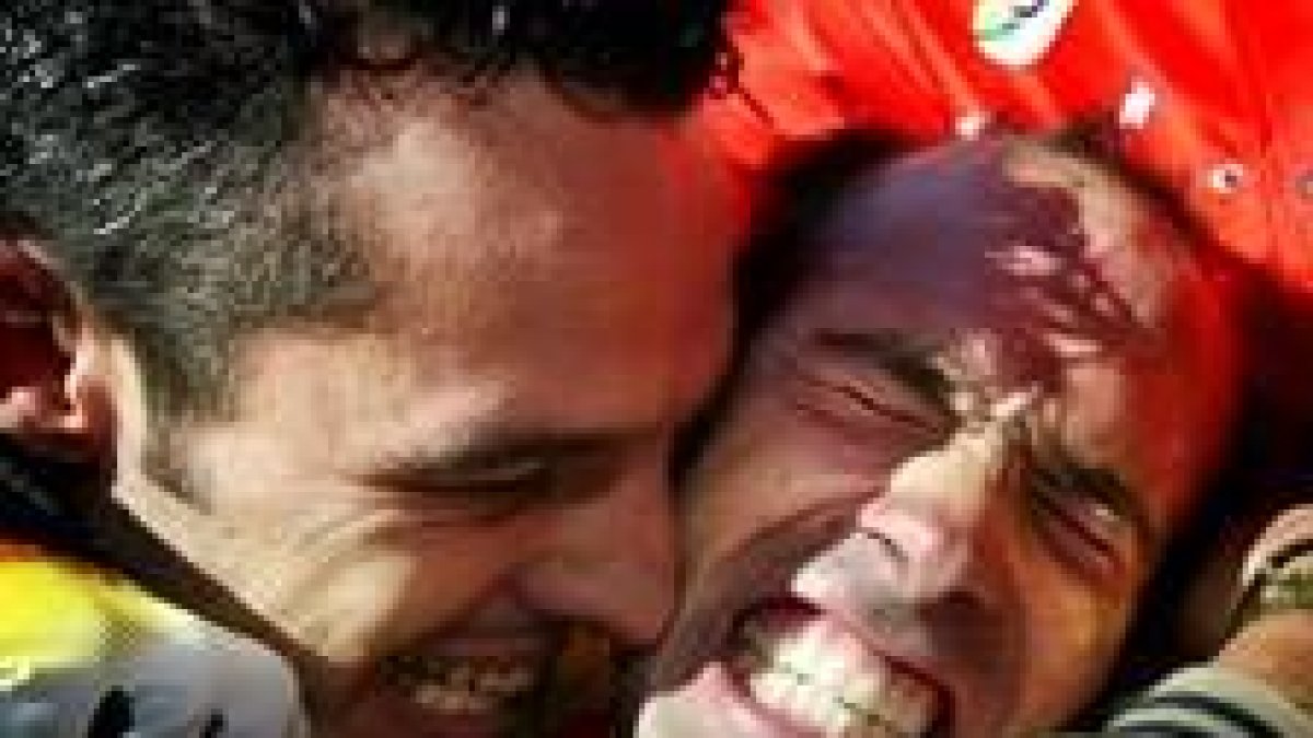 Igor Astarloa celebra con un miembro del equipo español el oro conseguido en Hamilton