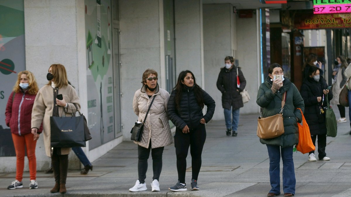 Las calles de León amanecen hoy con la novedad en la norma que elimina la obligación de llevar mascarilla en exteriores. FERNANDO OTERO