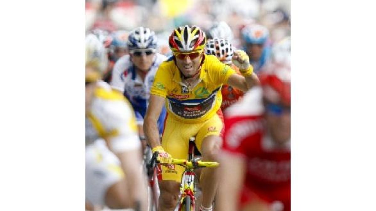 Alejandro Valverde hace un gesto de victoria durante la última etapa.