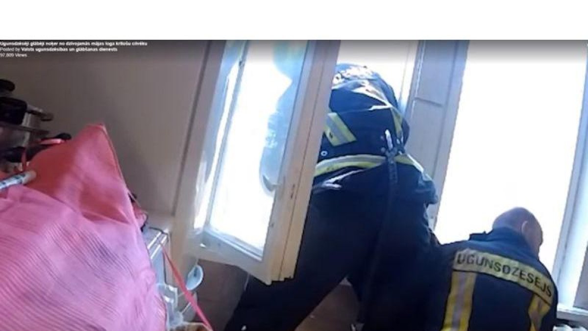 Momento en que los bomberos agarran en el aire a una persona que se arrojó desde un cuarto piso.