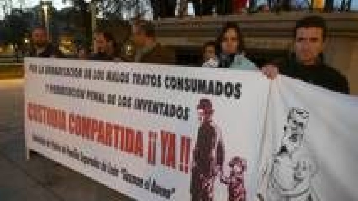 La concentración de la Asociación de Padres Separados se celebró en el paseo de la Condesa