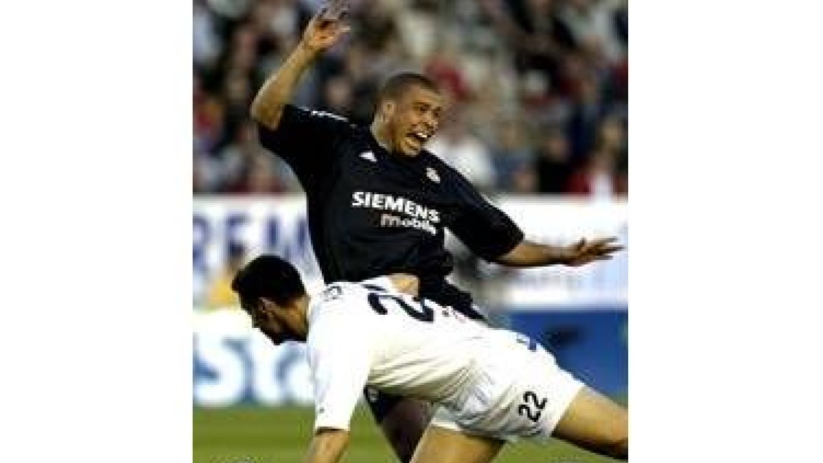 Ronaldo se queja de la entrada de Pablo Ibáñez en una de las acciones del choque del Carlos Belmonte