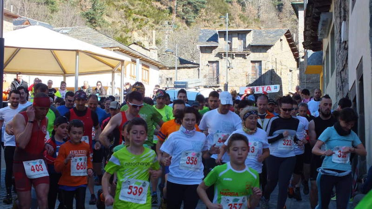 Un total de 220 corredores de todas las edades participaron en la primera edición de la Carrera Solidaria de Villablino que fue todo un éxito.