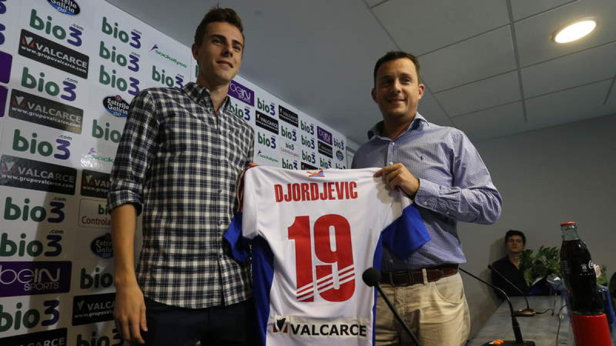 Luka Djordjevic se puso ayer por primera vez la camiseta de la Deportiva