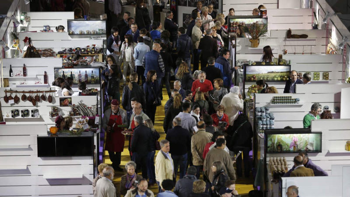 Los primeros visitantes de la feria inundaron el albero en busca de viandas de la tierra para degustar