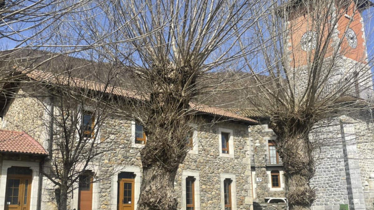 Edificio de las antiguas escuelas. CAMPOS