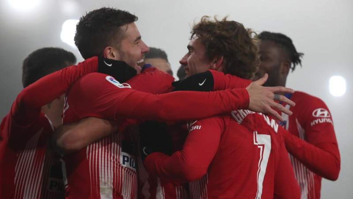 Lucas Hernández inició la victoria del Atlético de Madrid ante el Huesca con un gol en la primera mitad del encuentro. JAVIER CEBOLLADA