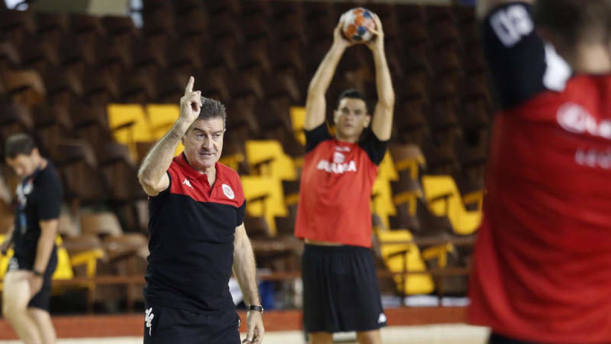 Cadenas y Álex Lodos en un entrenamiento del Ademar. FERNANDO OTERO