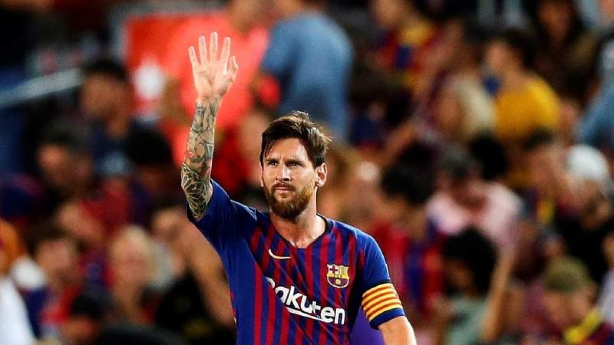 Leo Messi celebra su primer gol de los dos que consiguió frente al Alavés en el estreno de la Liga en el Camp Nou. ALEJANDRO GARCÍA
