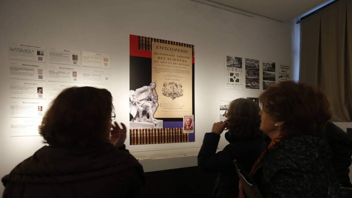 La enciclopedia y los enciclopedistas ocupan un lugar principal en la exhibición.