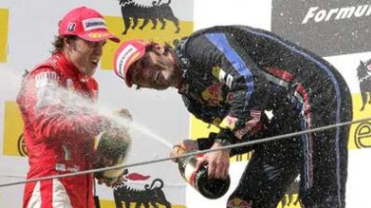 Mark Webber, a la derecha, celebra su triunfo en Hungaroring con Fernando Alonso.