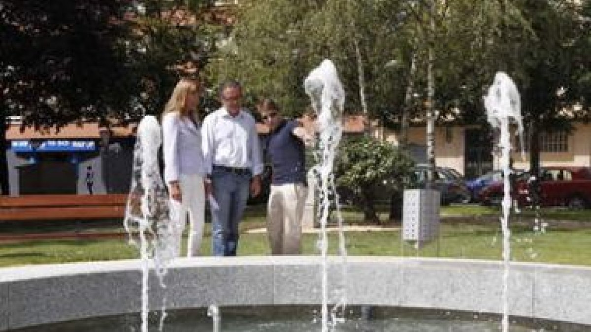 Gema Cabezas y Javier Chamorro, durante la inauguración del parque Cabeza de Vaca.