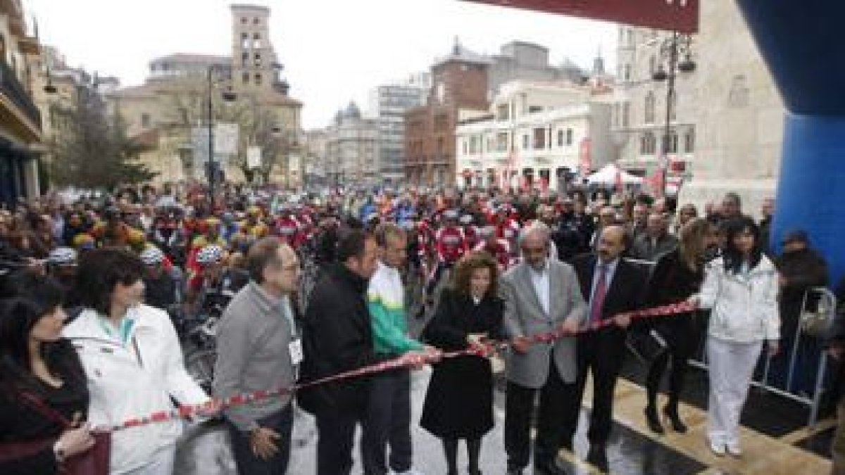 Arriba los ciclistas ante la Catedral. Abajo la salida y Contador con Santos Llamas y Sergio Sánchez