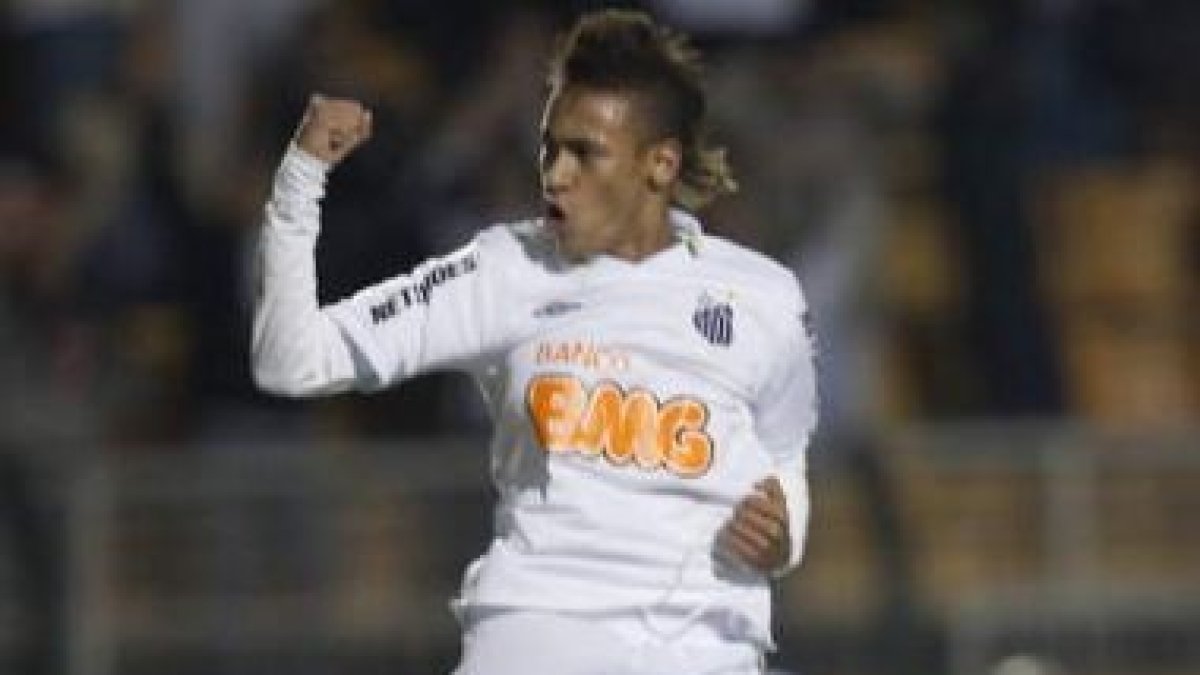 Neymar, el astro brasileño, está entre las prioridades del Madrid y el Barça.