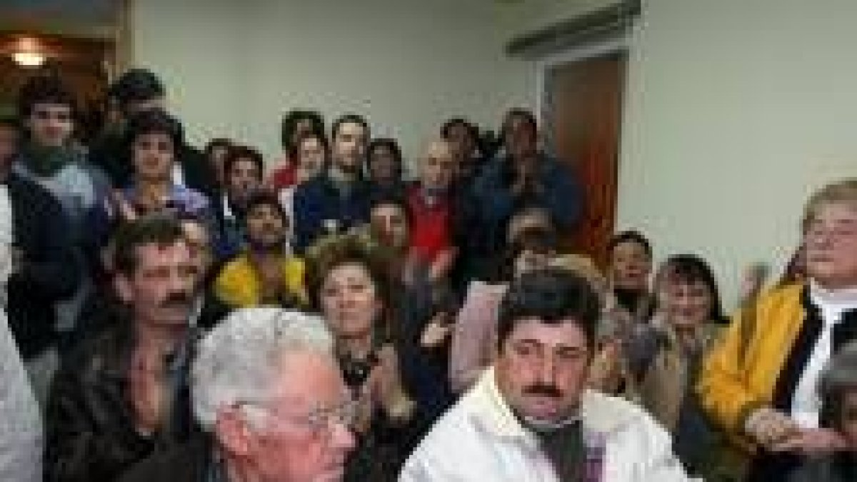 Los vecinos de Cabañas acusaron a la pedánea de obrar fuera de la ley