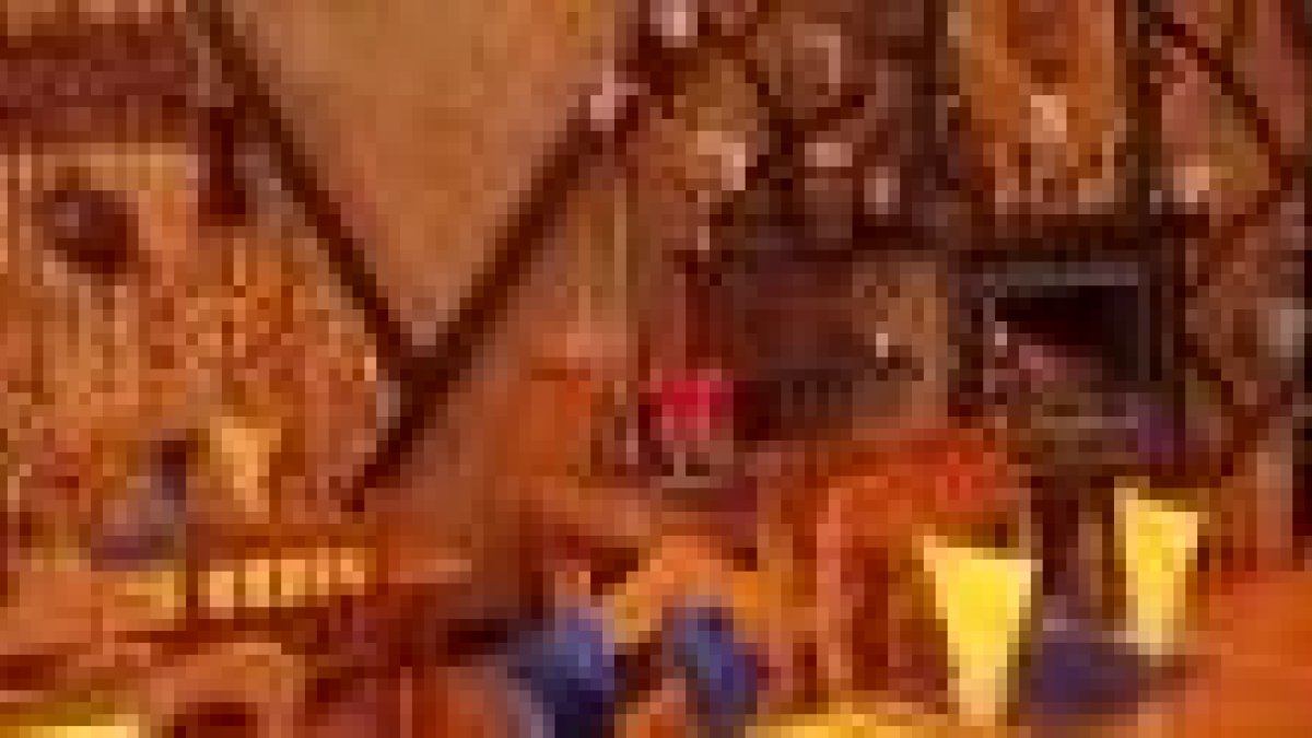 El mesón Folgoso cuenta con un comedor acogedor y cálido, presidido por una chimenea