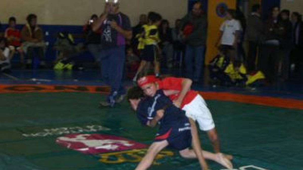 Dos de los pequeños participantes en el Inter Escuelas.