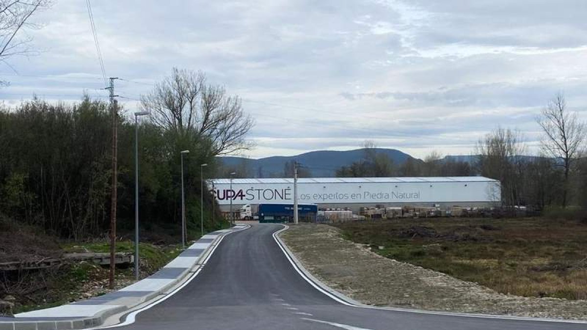 Estado del nuevo vial hacia esta zona industrial de Carracedelo. DL