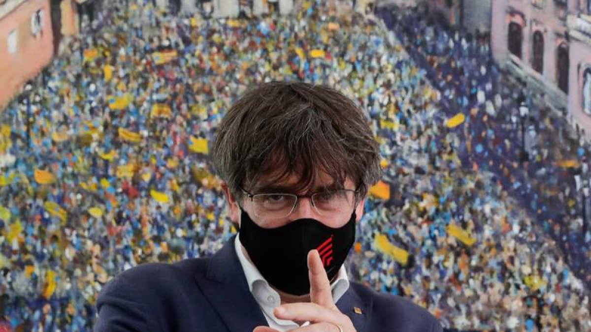 Carles Puigdemont posando para una foto antes de un meeting en Cataluña. STEPHANIE LECOCQ
