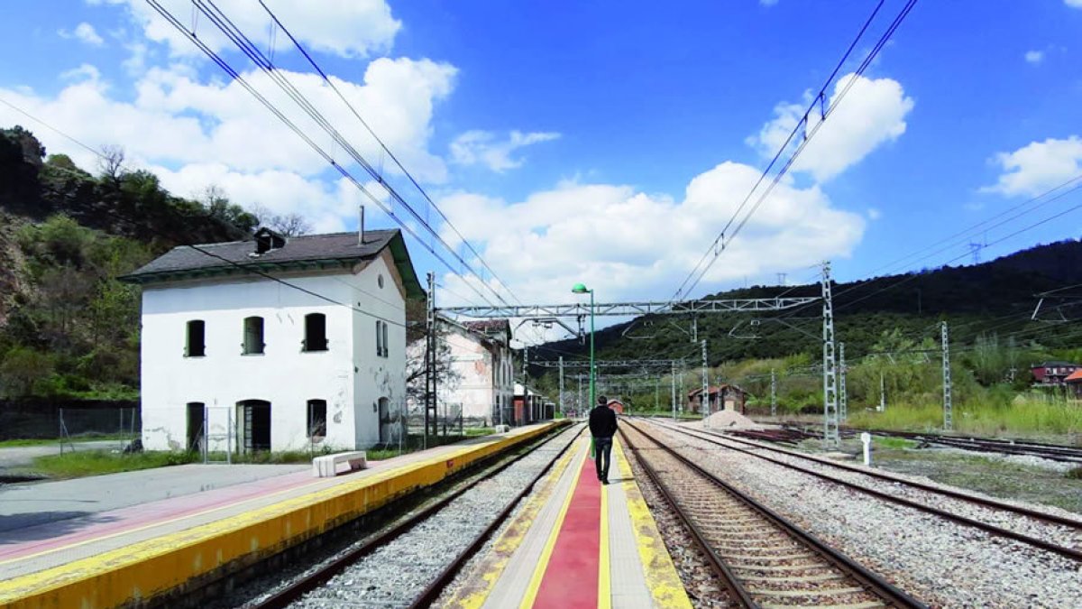 El edificio principal de la estación de Torre del Bierzo, vallado, en una imagen reciente. C. FIDALGO.