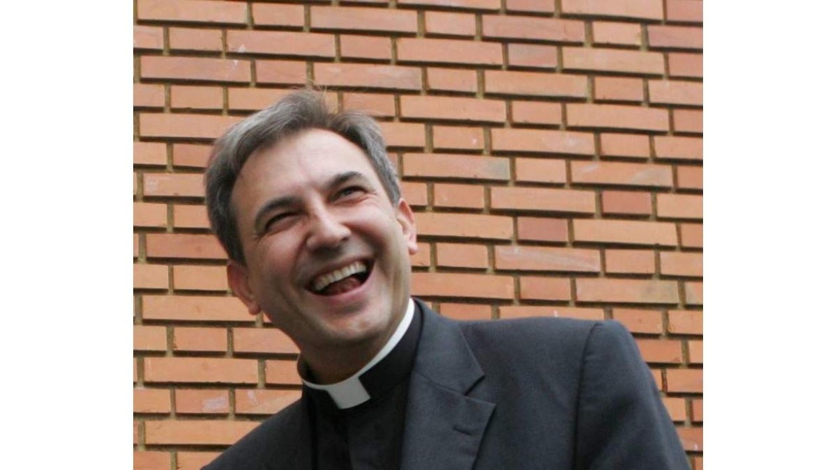 Lucio Ángel Vallejo Balda sonríe persuasivo durante un reportaje sobre sacerdotes rurales.