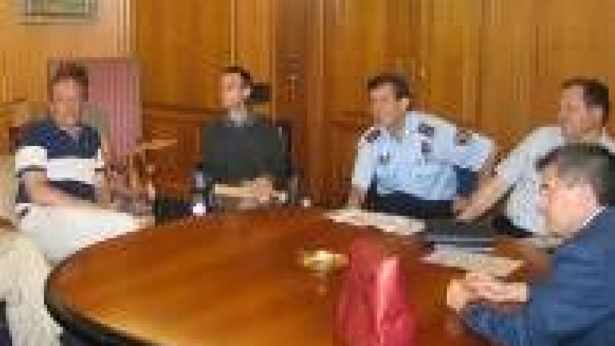 Los concejales navarros, durante la reunión en el Ayuntamiento de León
