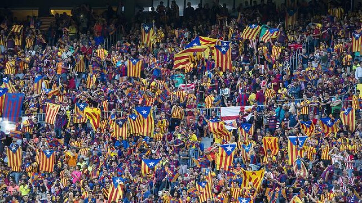 Decenas de aficionados azulgranas exhiben sus esteladas en el Camp Nou, durante la final de la Copa de Rey entre el Athletic y el Barcelona, el pasado 6 de junio.