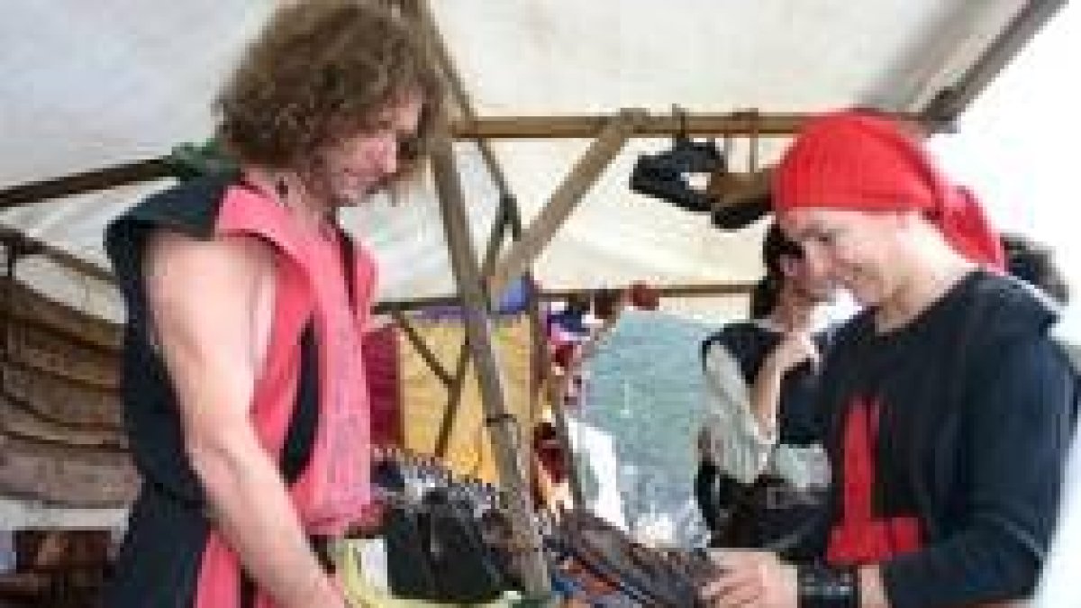 Discípulos del grupo Baucan, en una clase magistral de esgrima