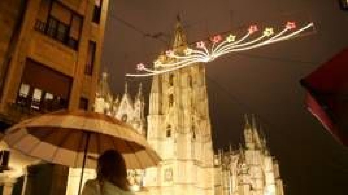 Imagen de una de las guirnaldas navideñas que ha instalado el Ayuntamiento en la Calle Ancha