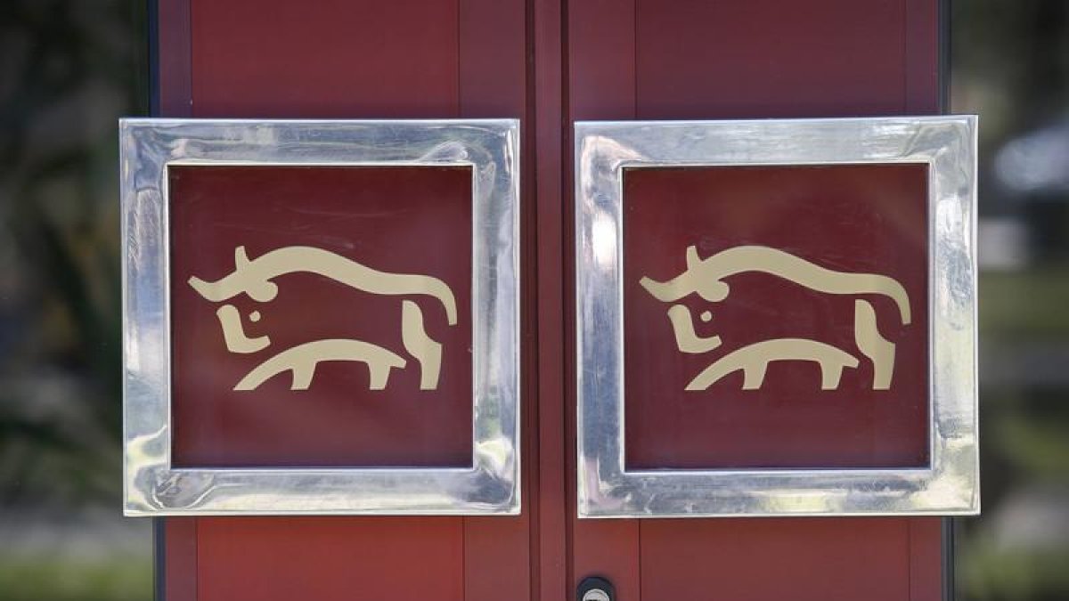 Entrada a una oficina de la antigua Caja España en León
