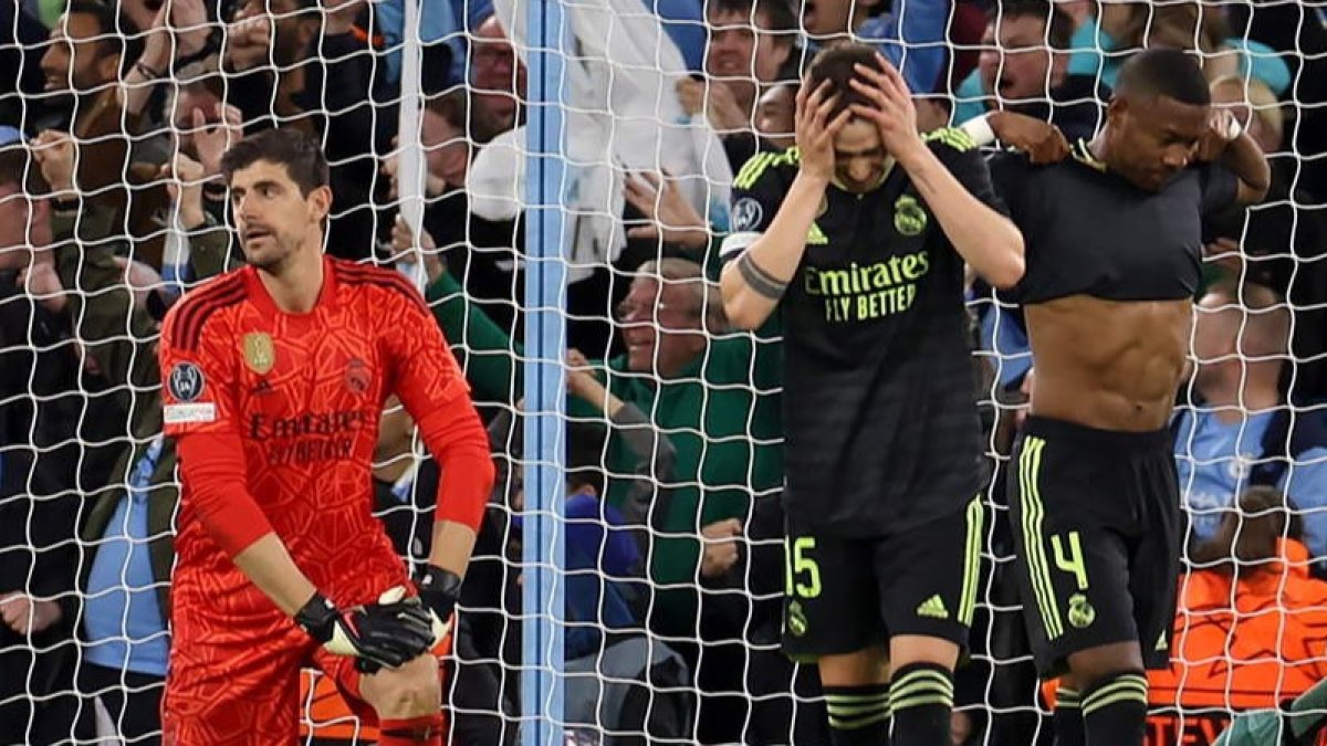 El gesto de los jugadores del Real Madrid lo dice todo. El partido en Manchester se convirtió en una pesadilla. RAWCLIFFE