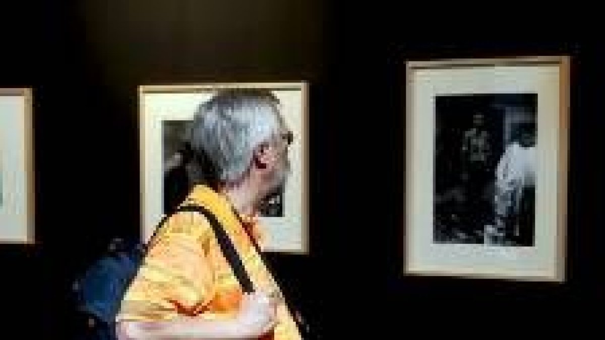 Un visitante contempla una de las imágenes recogidas en este festival fotográfico salmantino