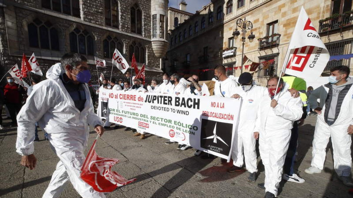 La plantilla de Júpiter Bach se concentró ayer frente a Botines. RAMIRO
