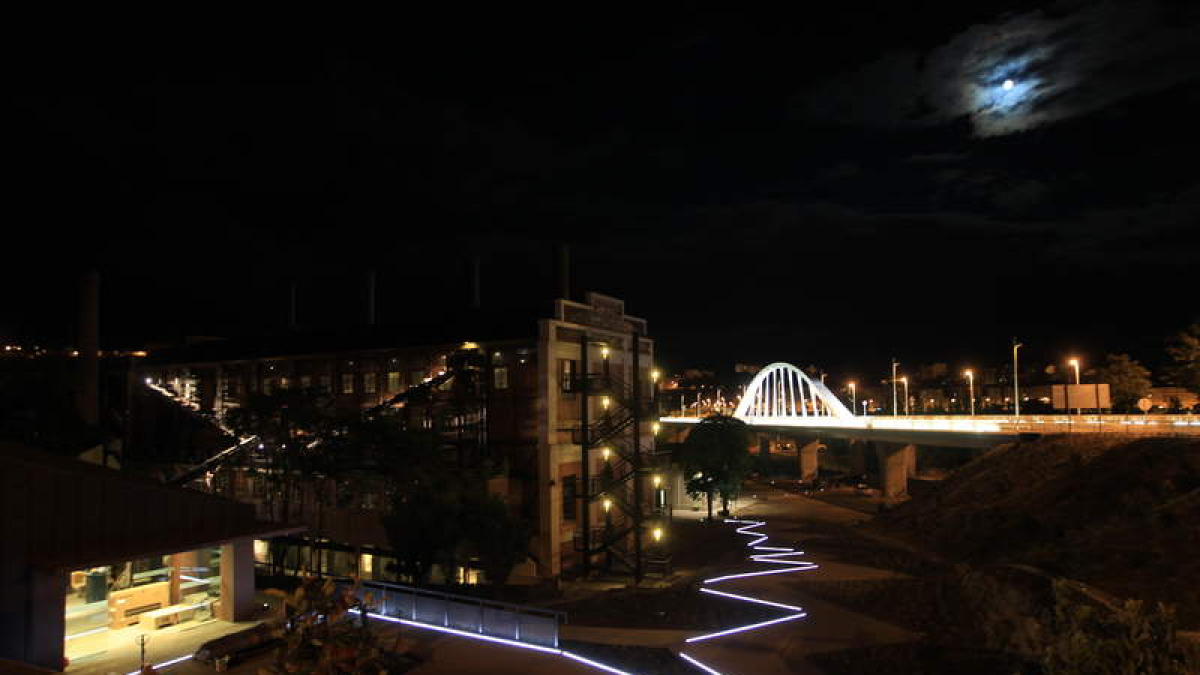 Imagen noturna el Museo de la Enegía con el puente del Centenario al fondo. ANA F. BARREDO