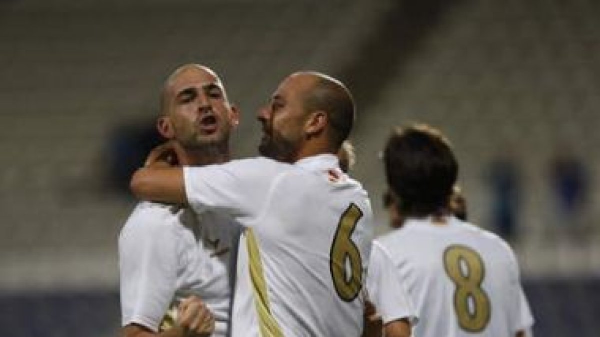 Jito es felicitado por sus compañeros de equipo, en el partido contra el Estepona.