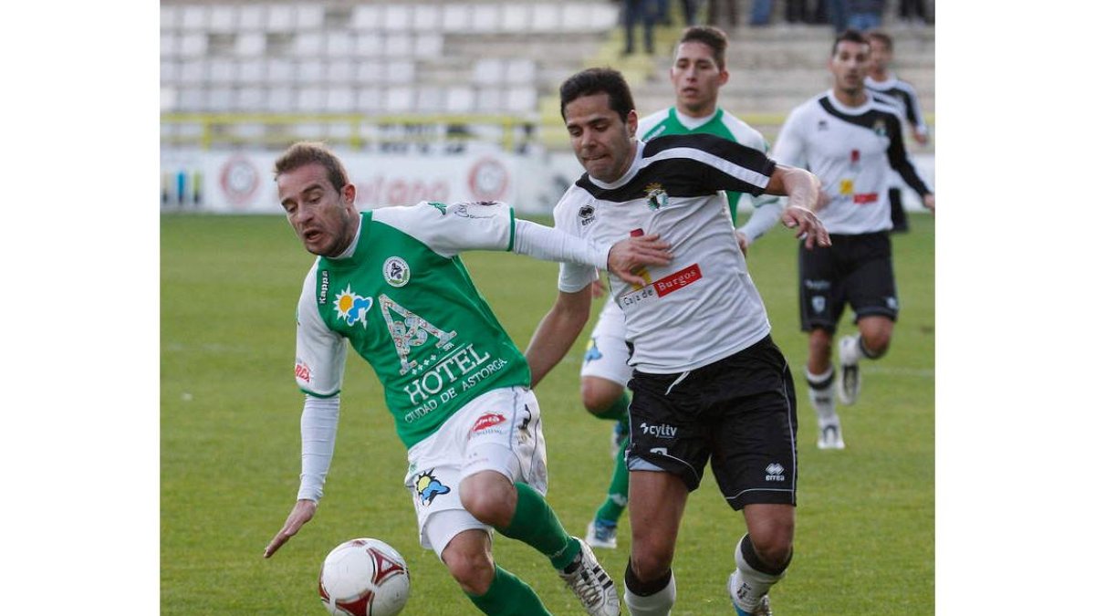 Marcos, a la izquierda, es baja por sanción ante el Salamanca B.