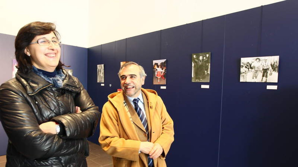 La concejala de Cultura y el alcalde de La Bañeza inauguraron ayer la muestra.