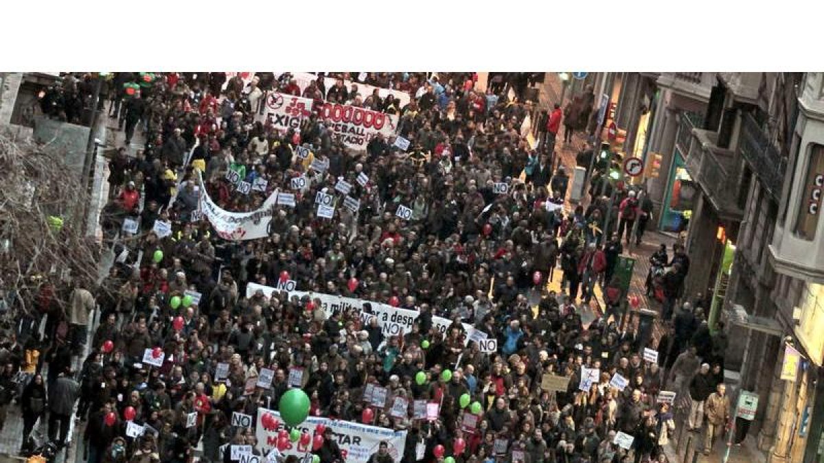Miles de personas secundaron la manifestación en Barcelona contra los recortes.