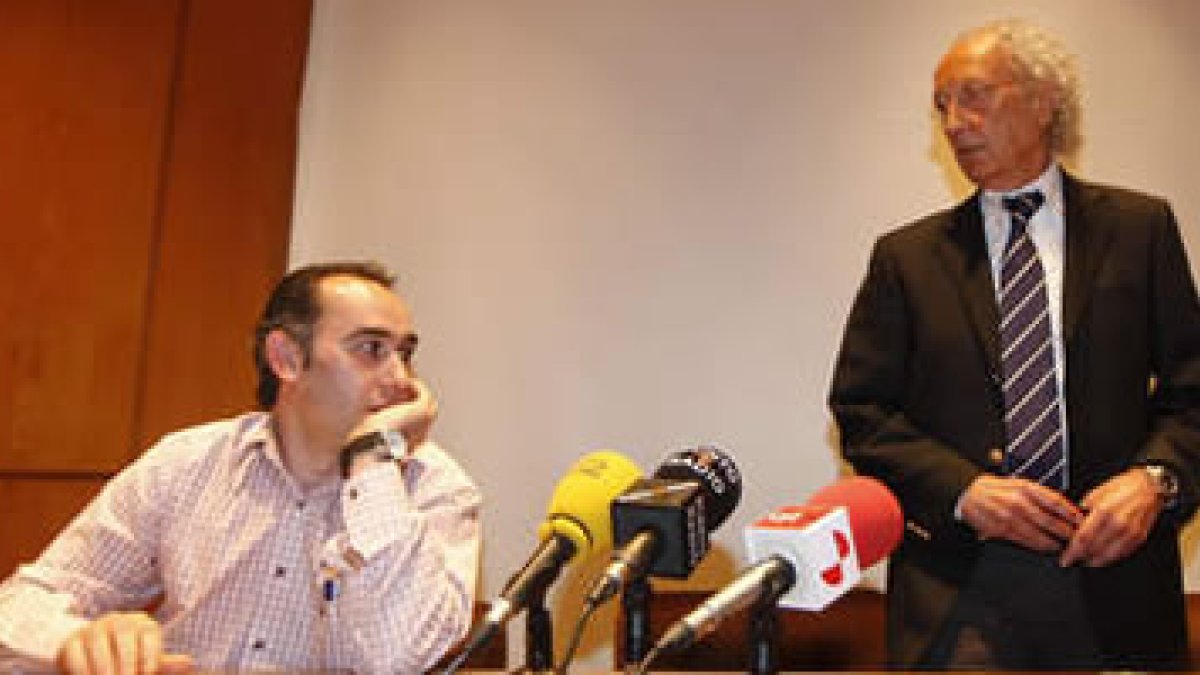 José Ignacio Ronda sentado ante el presidente de Enerthi y Antibióticos, antes de la comparecencia.