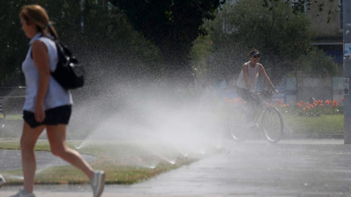 El riego en los jardines es un alivio para los paseantes en los días de calor. FERNANDO OTERO