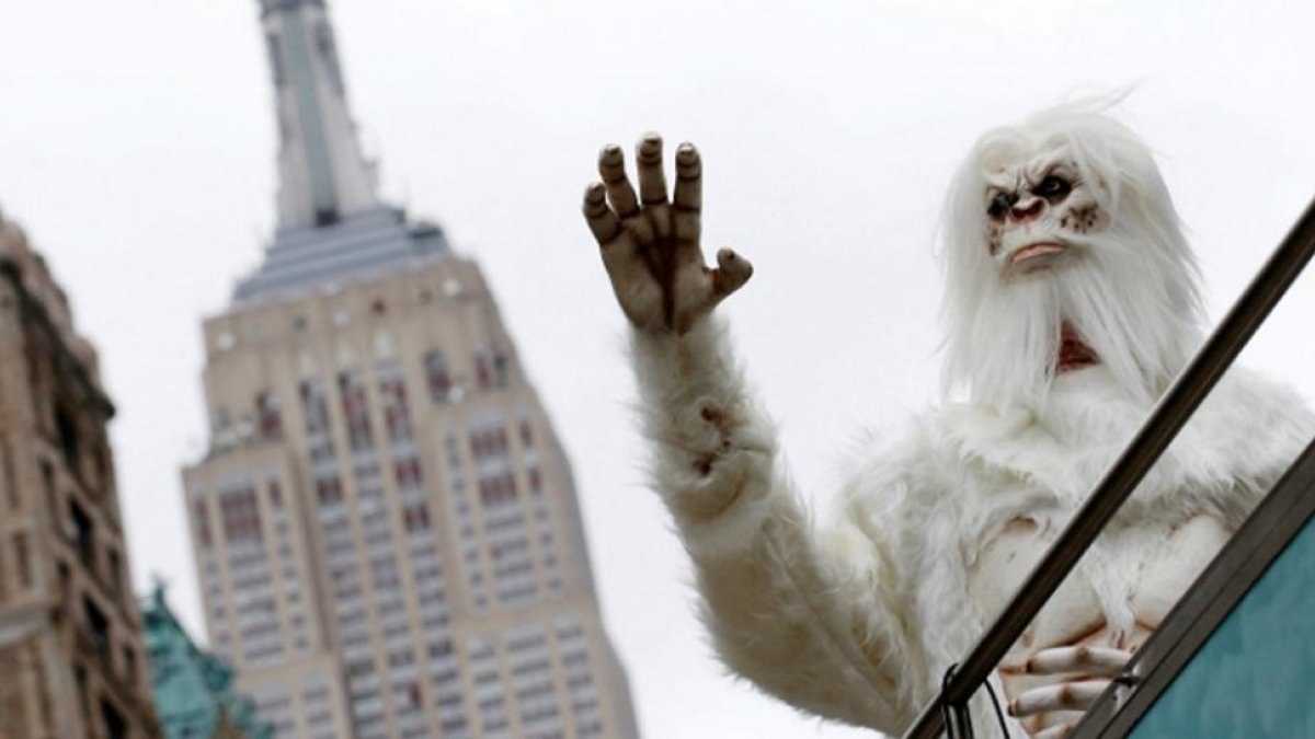 Un hombre disfrazado de Yeti en una carroza, en Nueva York (EEUU) en octubre del 2016