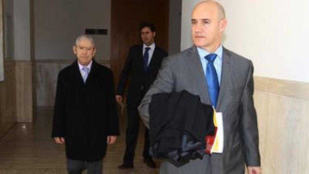 Domingo Cueto, el que más dinero ha dejado en la Cultural, izquierda, camina entre los juristas de l