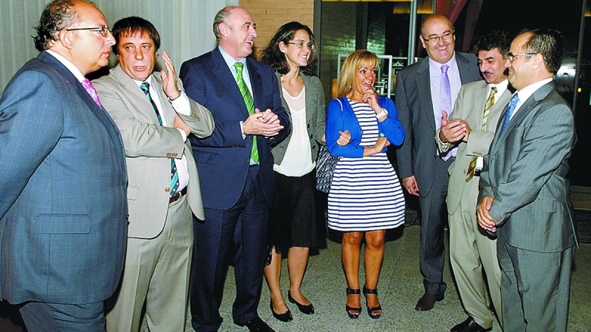 Eduardo Fernández, Lupicinio Rodrigo, Goyo Chamorro, Adriana Ulibarri, Isabel Carrasco, Marco Antonio Izquierdo, Emilio Redondo y Florencio Carrera, en un momento de la presentación.