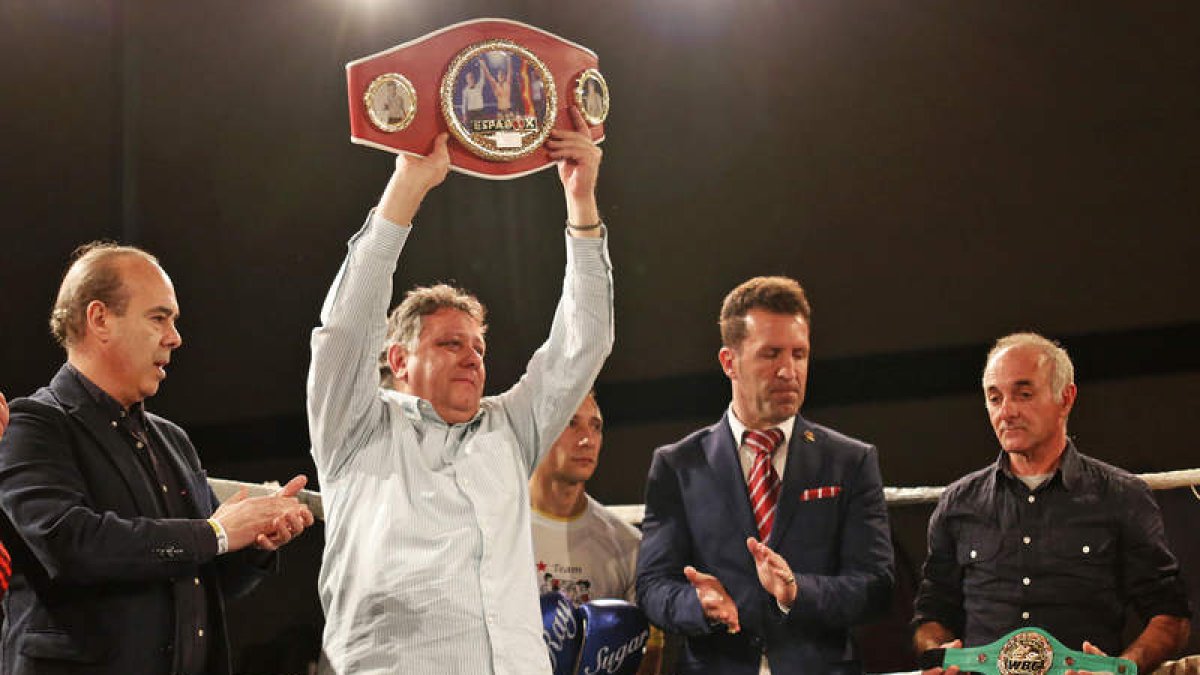 El cinturón de campeón Espabox fue para Saúl. Lo entregó Emilio Marquiegui y se alzó en el centro del ring en homaneje al púgil leonés donde estaban también su padre, su novia y su hermano. Fue el momento más emotivo.