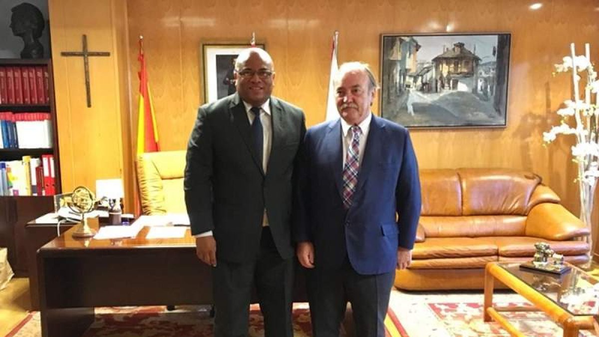 Clemente García y José Manuel Otero, ayer en Bembibre. M.Á.C.